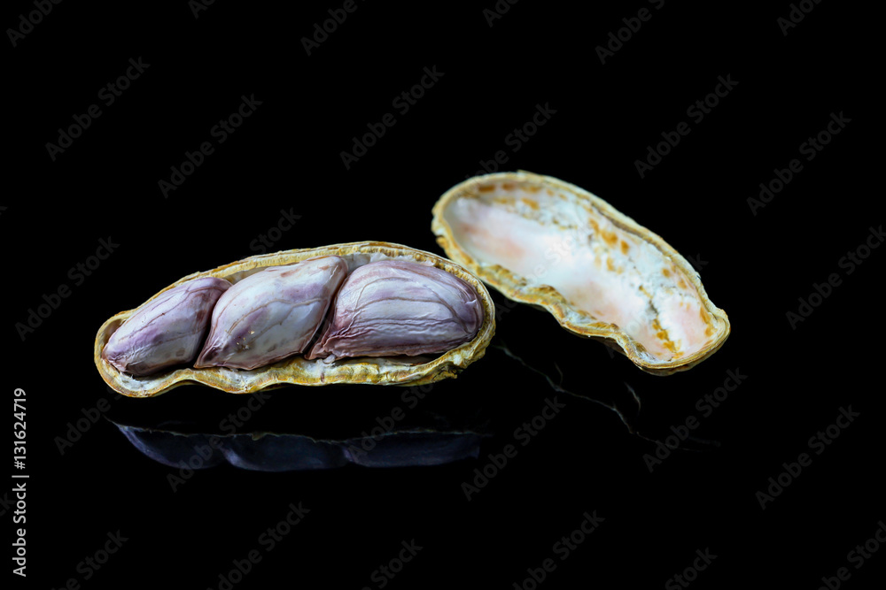 Naklejka premium Peeled peanut on black background.
