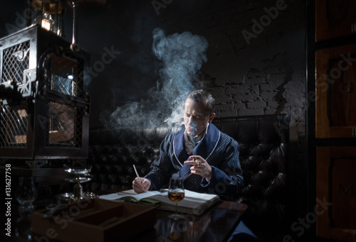 Fotografia the man took out a cigar from the humidor
