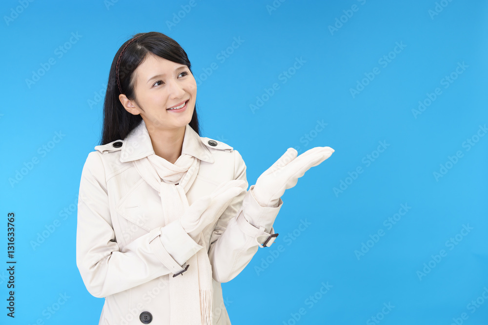 案内する笑顔の女性 案内する笑顔の女性