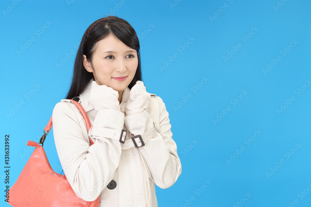 バッグを持った女性 バッグを持った女性