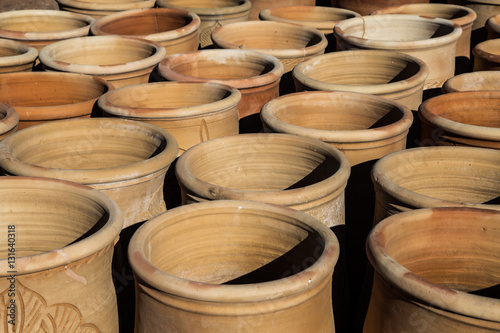 Große Töpfe aus Keramik gestapelt auf einem Markt in Marokko