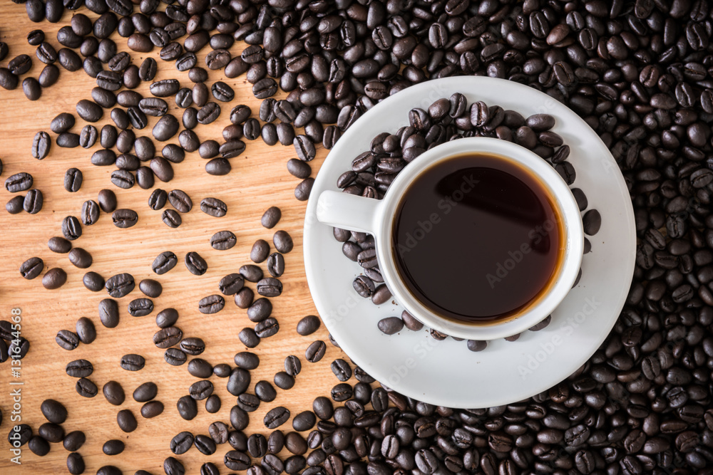 Naklejka premium coffee cup and coffee beans
