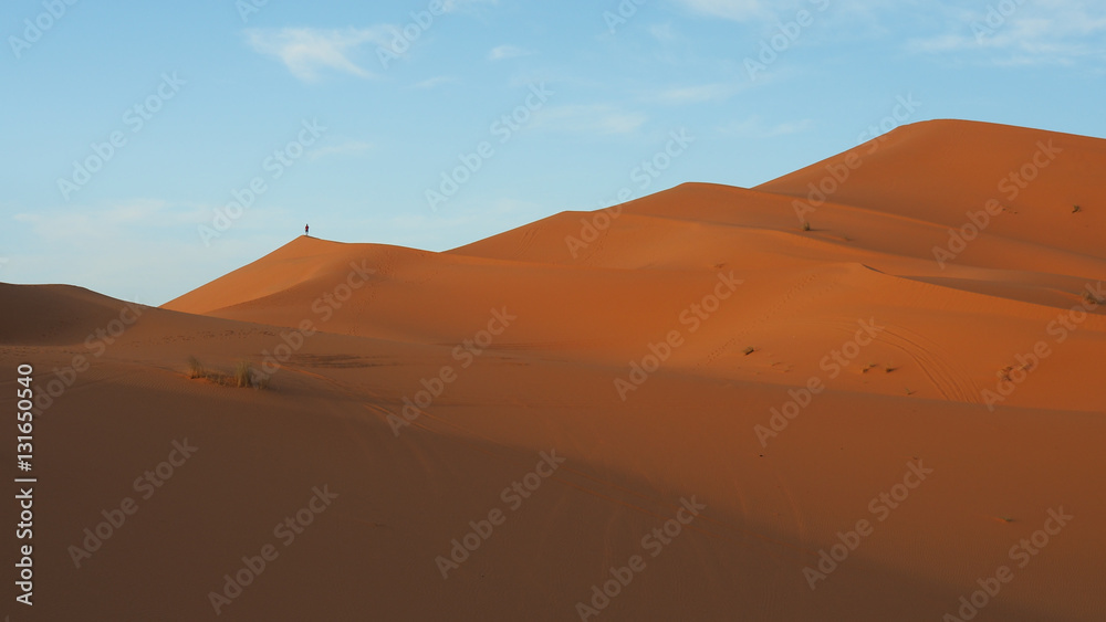 Mensch steht auf Düne, Wüste, Dünen, Erg Chebbi, Marokko, Sahara