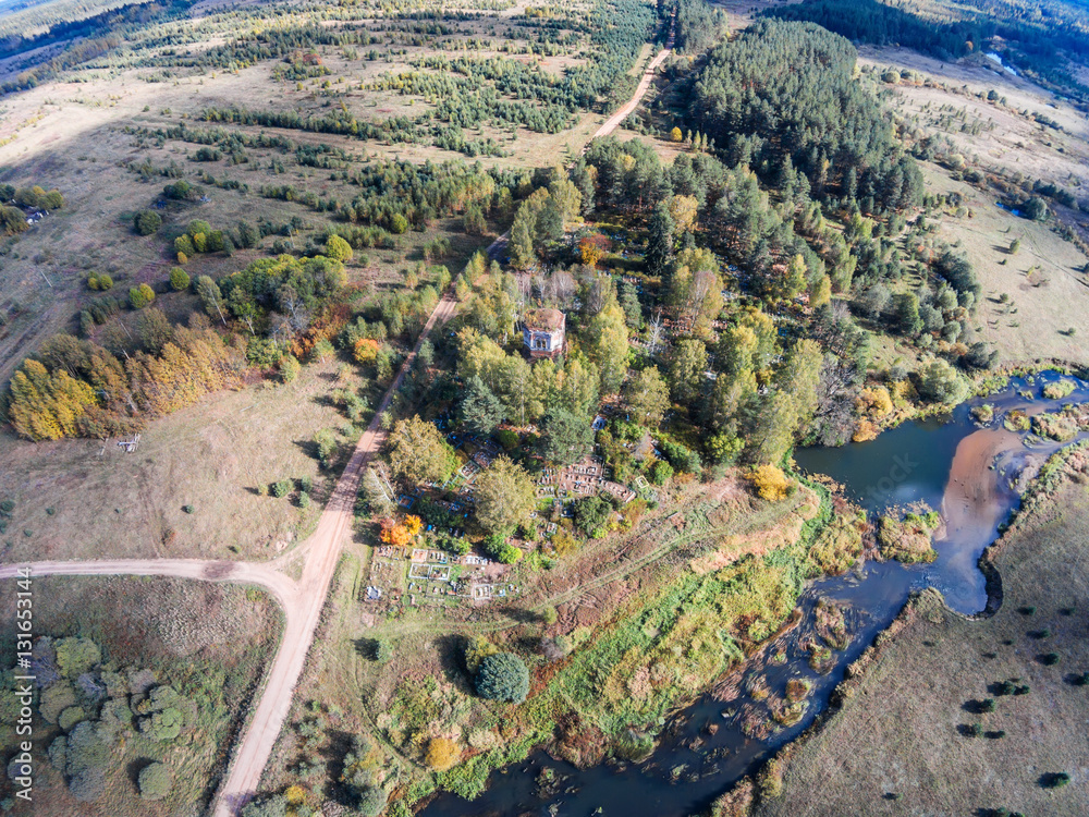 Φωτογραφία Aerial view of an abandoned church and cemetery near the river Volchina