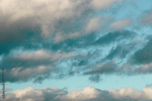 wolkenverhangener türkisblauer Himmel