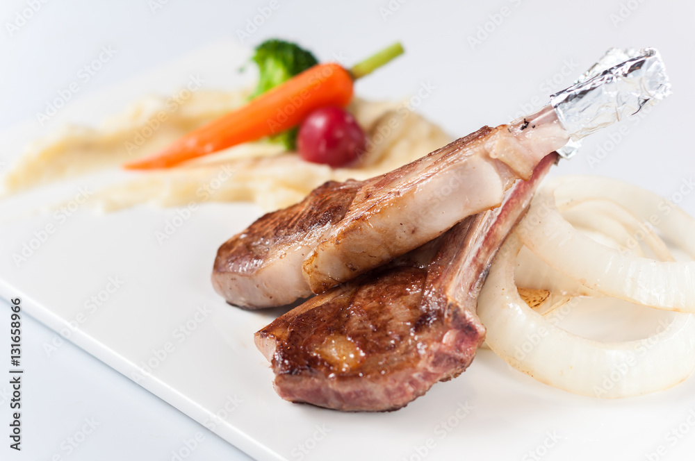 Grilled lamb chops with onions and Mashed Potato Grilled lamb chops with onions and Mashed Potato