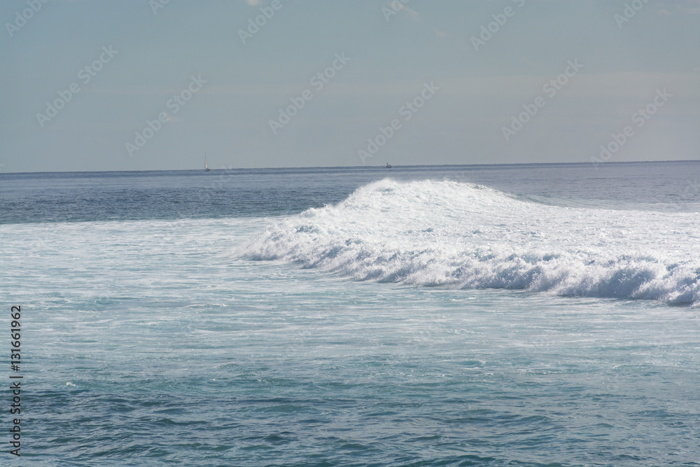 Fototapeta premium Wybrzeże Atlantyku, fale oceanu, zima na Teneryfie, Wyspy Kanaryjskie