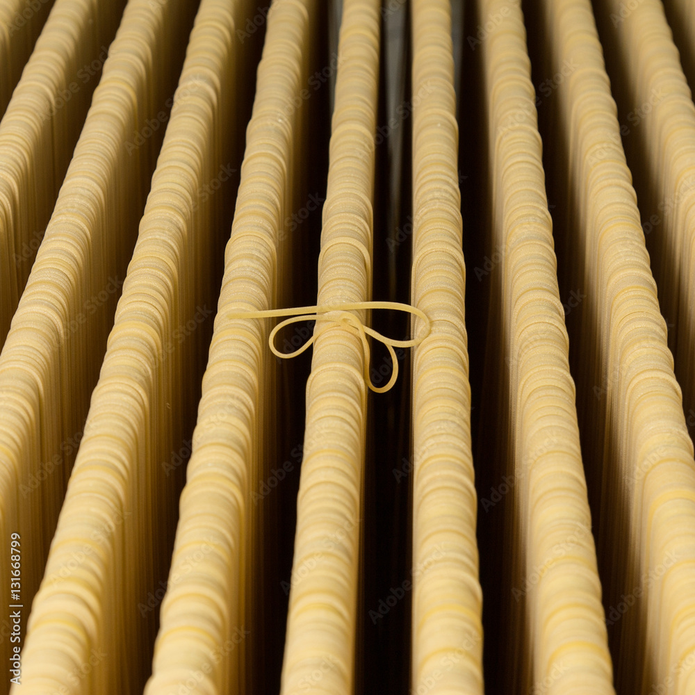 Fototapeta premium Lavorazione di spaghetti in fabbrica artigianale