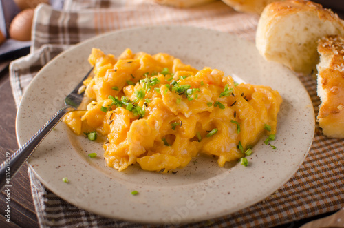Scrambled eggs with buns