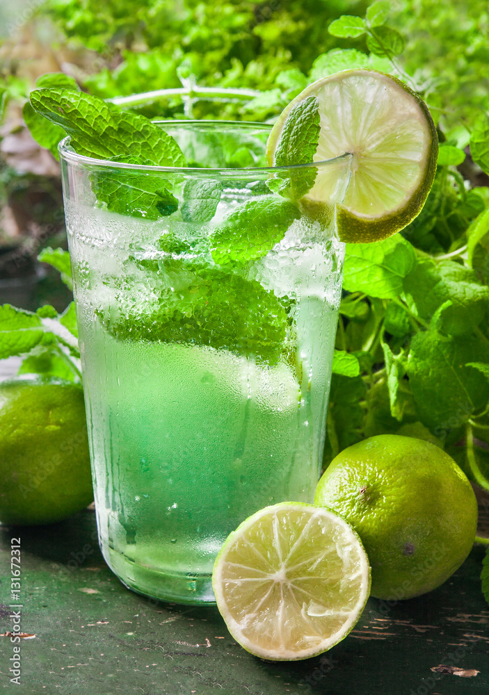 Fototapeta premium mohito, napój z miętą