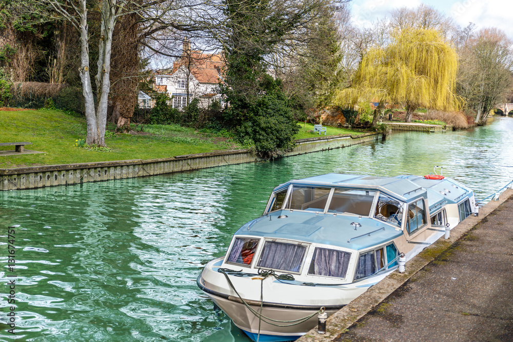 Naklejka premium A boat on a river in the middle of a natural landscape