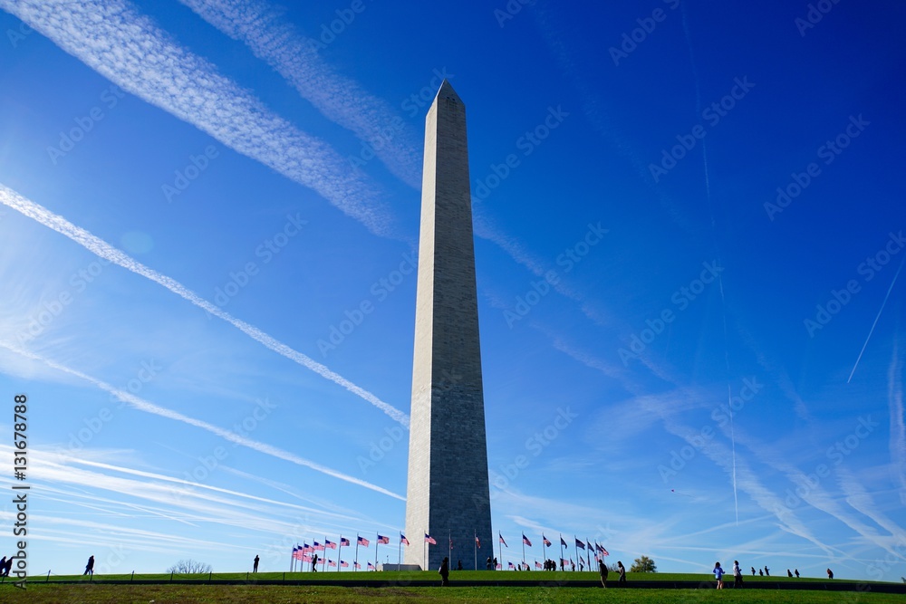 Fototapeta premium Washington Monument at Noon
