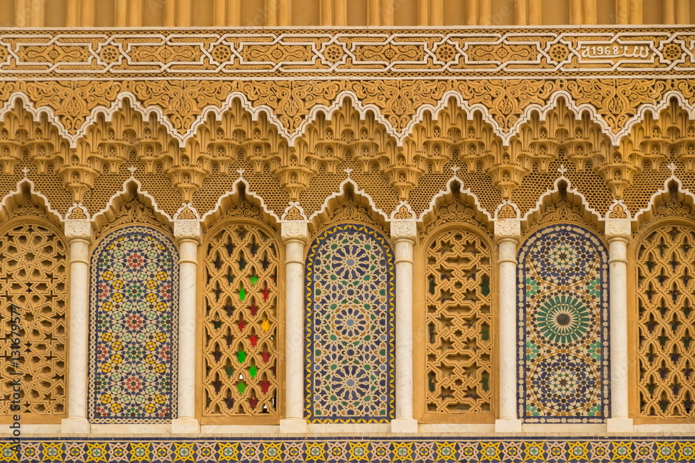 Fototapeta premium Kaligrafia islamska i kolorowe wzory geometryczne w Maroku.