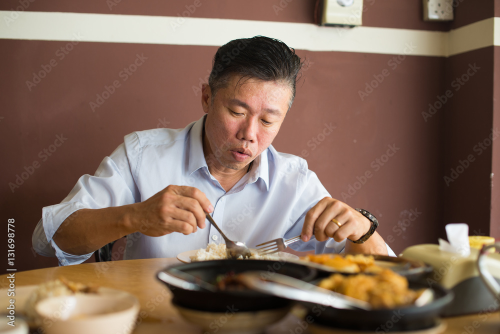 asian matured male eating bah kut teh