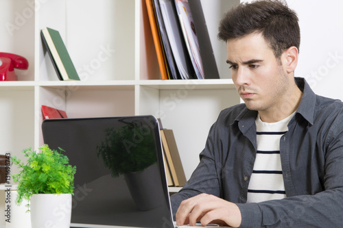 Valokuva man typing on the computer at home or in the office