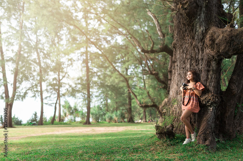 Billede på lærred Beautiful girl leaning against tree in the morning.