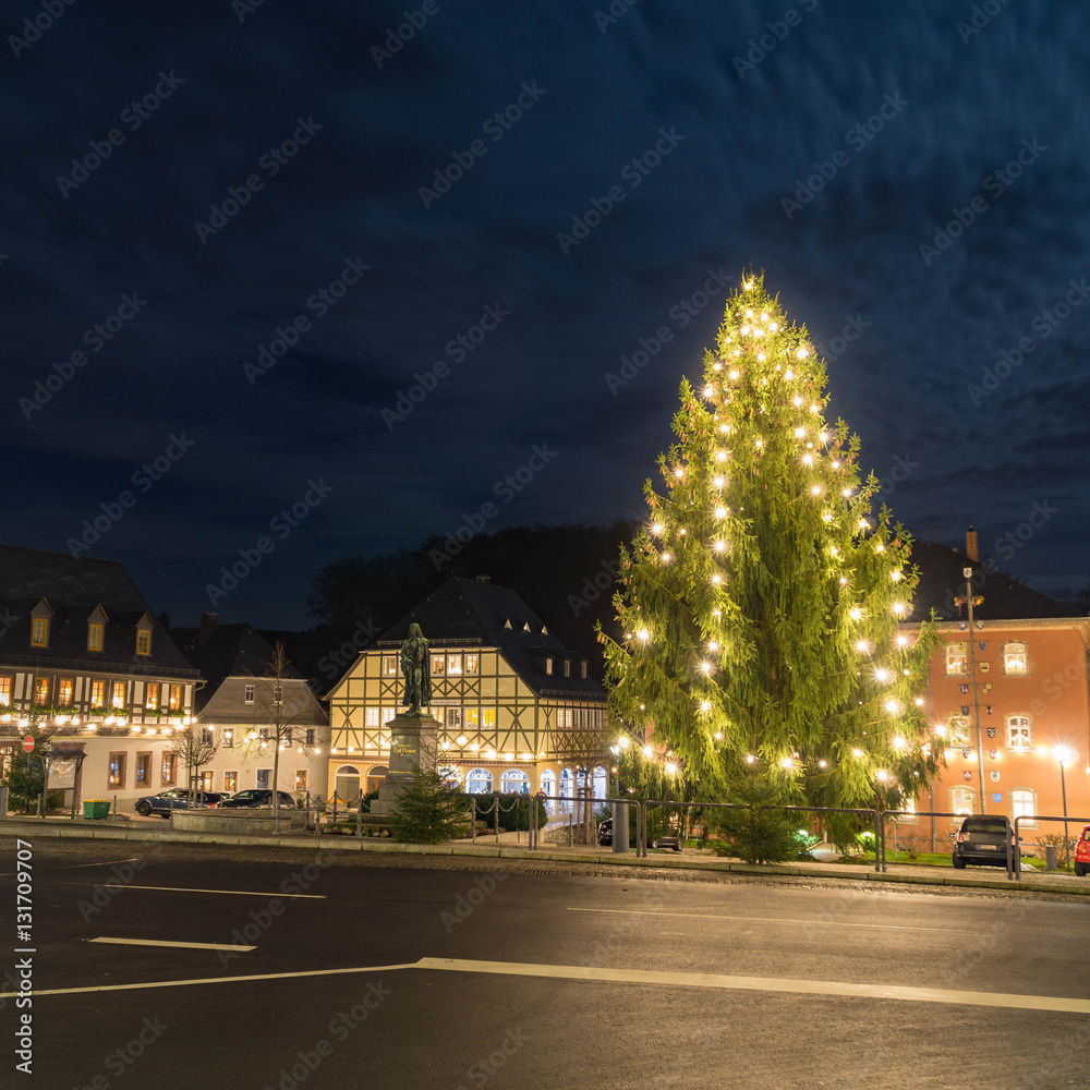 Weihnachtsbaum auf einem Marktplatz am Abend