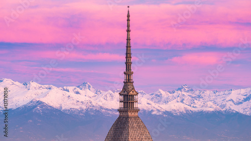 Fotografía Torino (Turin, Italy): cityscape at sunrise with details of the Mole Antonelliana towering over the city