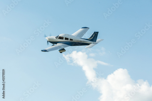 Single turboprop aircraft landing aircraft.