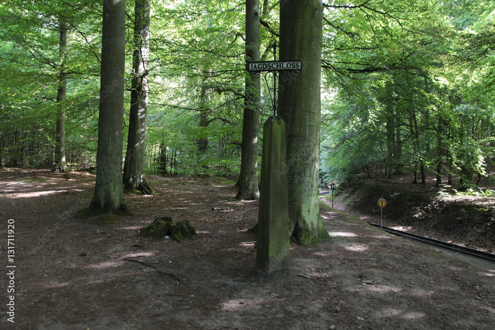 Wanderweg zum Jagdschloss Granitz auf der Insel Rügen, Wegweiser. Wanderweg zum Jagdschloss Granitz auf der Insel Rügen, Wegweiser.