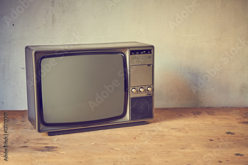 Obraz na płótnie Vecchio televisore su tavolo in legno