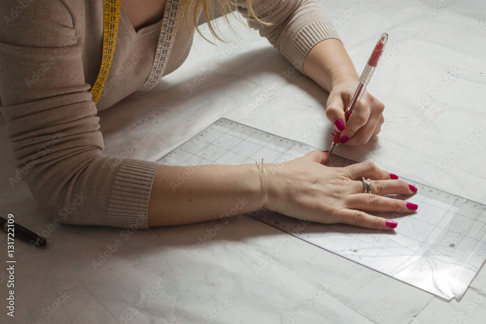 Obraz premium Sarta mentre rileva modelli e misure