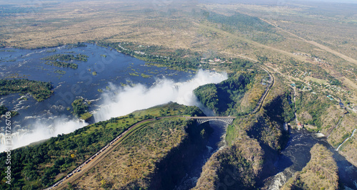 Der Sambesi und seine Wasserfälle/Der Sambesi aus der Luft, die Abbruchkante und die Gischt der Victoriafälle, Landschaft in Sambia und Simbabwe, Luftaufnahme