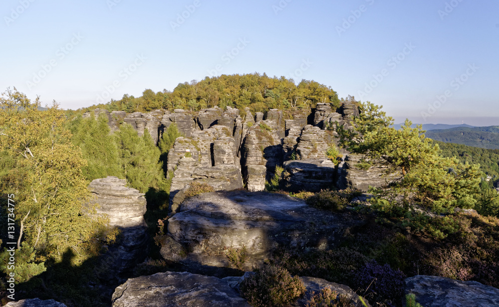 Landscape filled with varied rock formations with high tips and surrounded by greenery