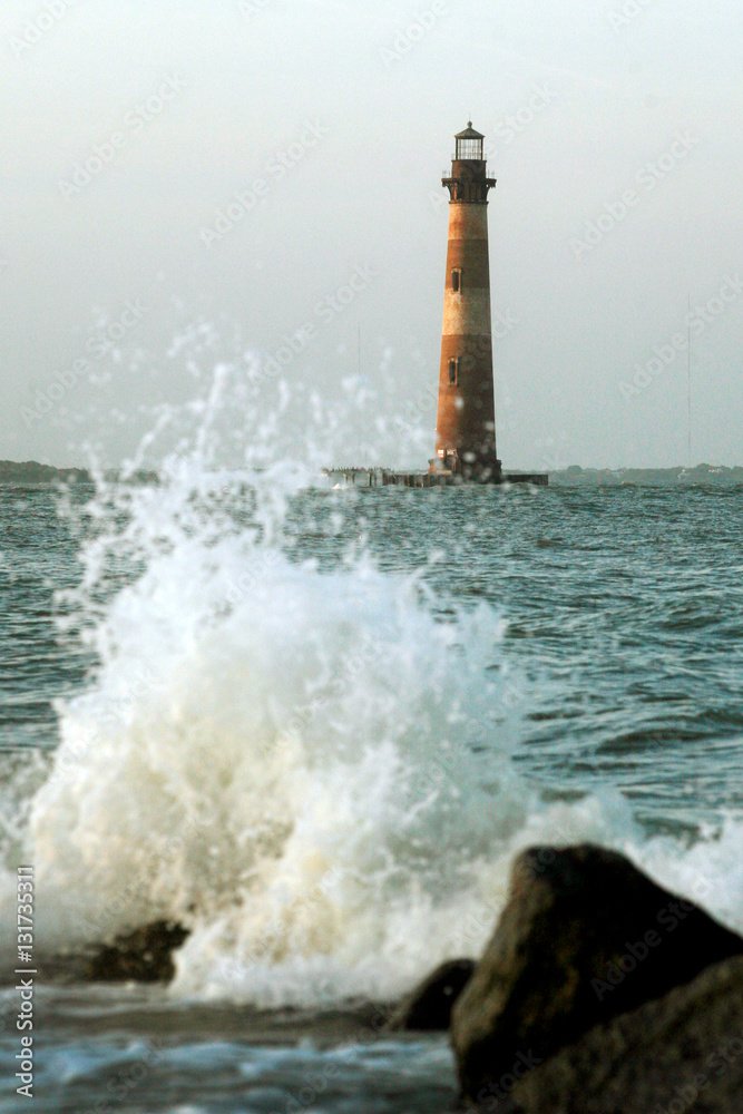 Obraz premium Light House and Crashing Waive
