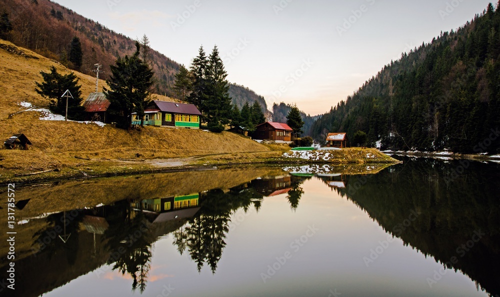 Obraz premium A beautiful photograph showing the reflection of a landscape in clear water