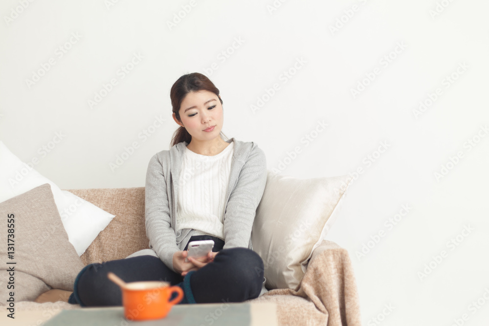 くつろぐ女性 くつろぐ女性