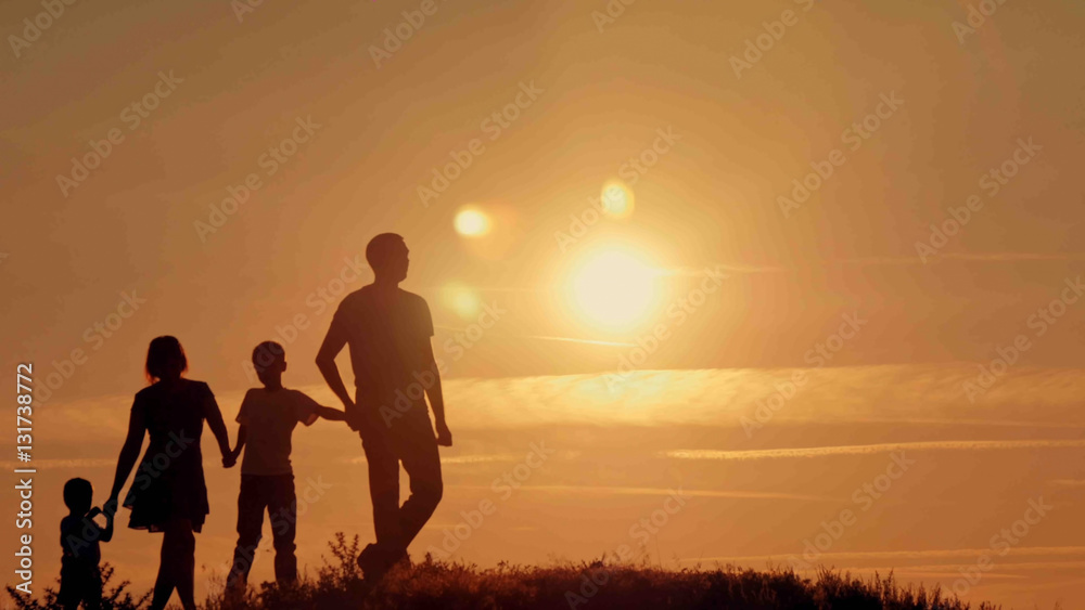 Fototapeta premium happy family at sunset silhouette of the water