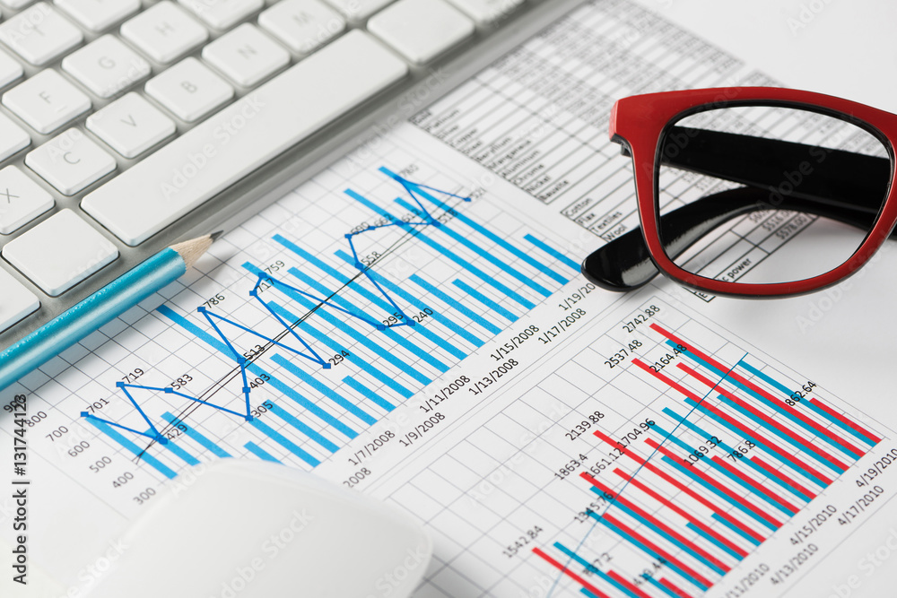 Obraz premium Preparing average sales report