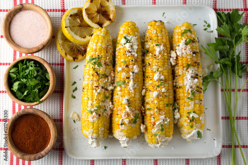 Fotografía grilled corn on the cob