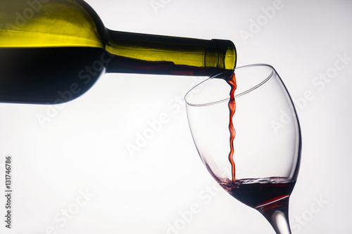 Rotwein in Glas eingeschenkt