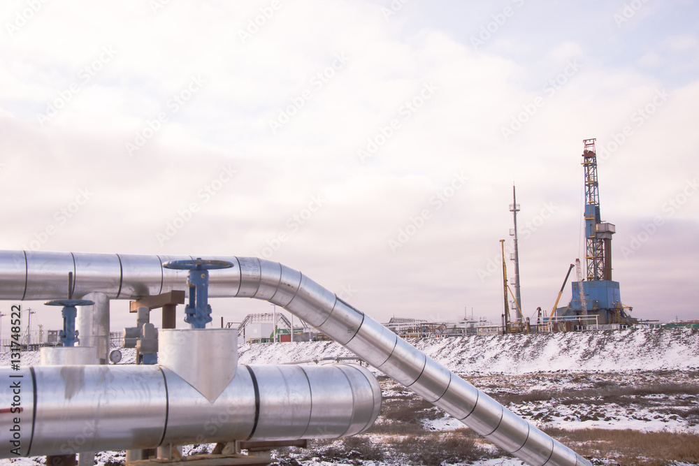 Obraz premium North oil field. Deep wells. Equipment for the extraction of oil from wells.