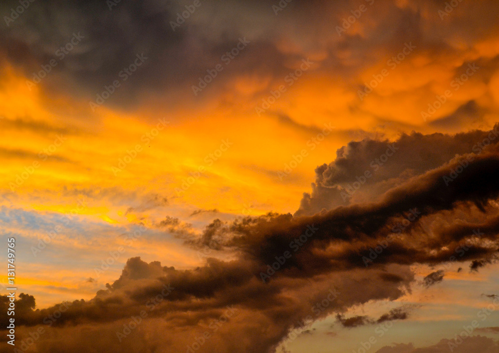 Fototapeta premium zachód słońca w pochmurny dzień