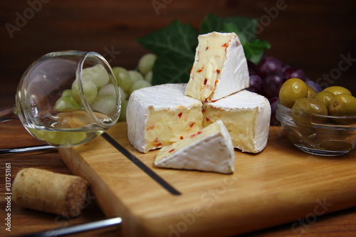 сыр камамбер с оливками и белым вином