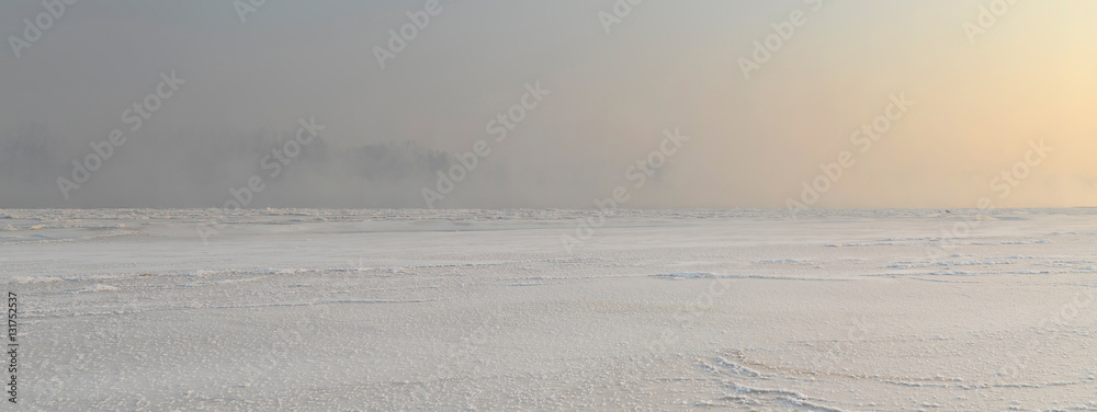 Mroźny i mglisty poranek nad brzegiem rzeki Wisły - obrazy, fototapety, plakaty 
