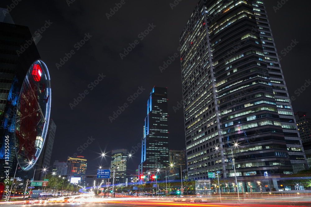 Fototapeta premium Widok na lekkie szlaki i nowoczesne drapacze chmur w dzielnicy Gangnam w Seulu w Korei Południowej w nocy.