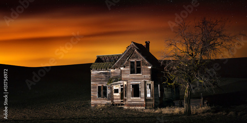 Old abandoned farm house near Dufur, Oregon