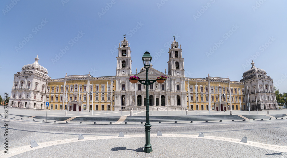 Obraz premium Wide view of the amazing Mafra palace located in Portugal.