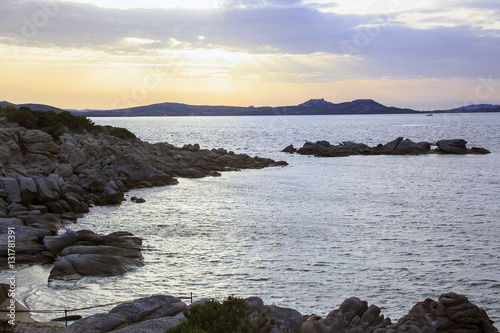 In Sardegna mare e cielo, acqua e rocce, tramonti e alba, un isola in Italia