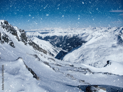 Alpenpanorama bei heftigem Schneefall