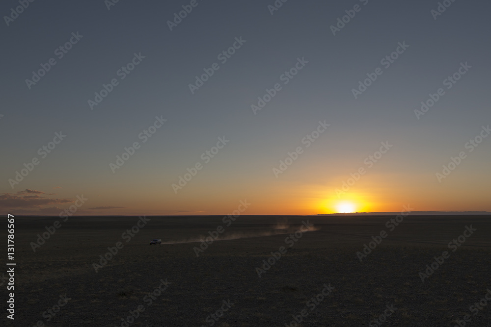 Geländewagen in der untergehenden Sonne - Mongolische Wüste Gobi