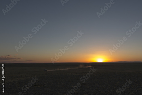 Geländewagen in der untergehenden Sonne - Mongolische Wüste Gobi © EinBlick