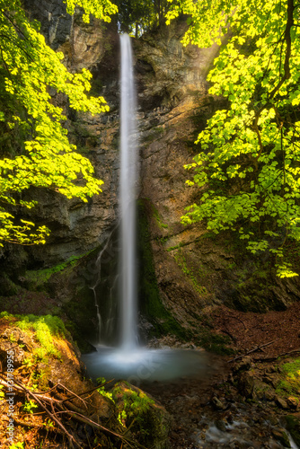 Dekoracja na wymiar  niesamowity-wiosenny-widok-na-54-m-wodospad-suvcharsko-praskalo-w-gorach-balkanskich-bulgaria