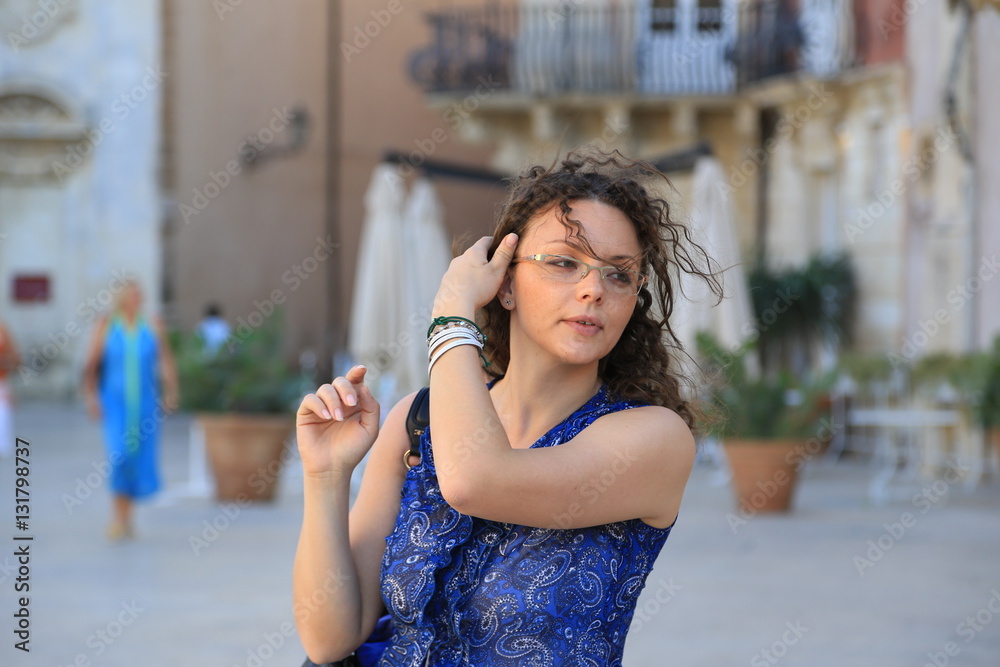 Giovane donna siciliana in piazza Duomo a Siracusa in SIcilia