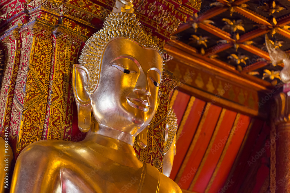 Obraz premium Golden Buddhist statue face