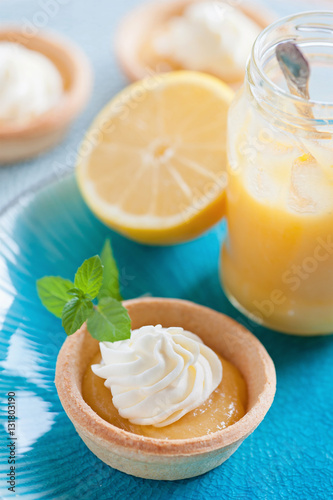 Kleine Tartes mit frischem Lemon Curd - englische Zitronencreme